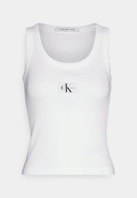 Vit tanktopp i ribbat bomull med rundad halsringning och en rektangulär logotypaccent i mitten med "Calvin Klein Jeans."