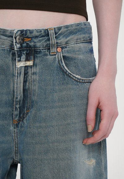 CLOSED JAZZIE - Baggy jeans - mid blue