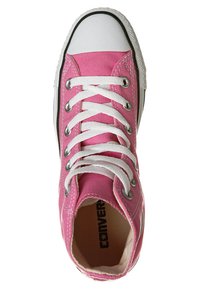 Rosa kanvas høyhælte sneakers med hvite snørebånd, metalløyler, hvit gummikappe og svart Converse-logo inni.