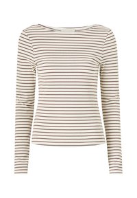 Haut à manches longues en tissu crème avec de fines rayures brunes, doté d'un encolure bateau et d'une coupe ajustée. La texture semble côtelée.