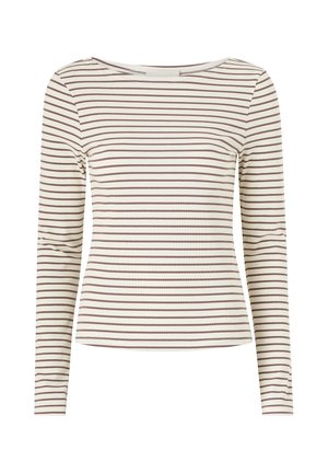 Maglia a maniche lunghe in tessuto crema con sottili righe marroni, dotata di scollatura a barca e design aderente. La texture appare a coste.