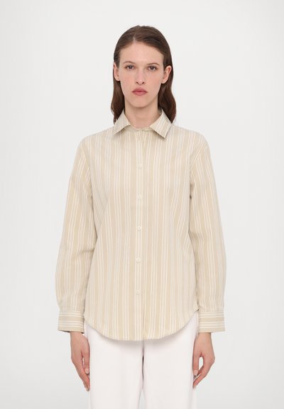 Chemise à rayures beiges à boutons avec manches longues, ourlet arrondi et texture de tissu douce. Présente des rayures verticales blanches et un col classique.