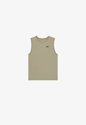 Ermeløs t-skjorte i lyse olivengrønn bomull. Har rund hals og liten svart logo på brystet. Enkel, rettlinjet design.