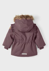 Fialová zateplená bunda s umělou kožešinou na kapuci, volánkovými detaily na ramenou, elastickým pasem a manžetami. Reflexní akcent na zadním díle.