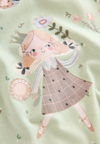 Svetlozelená látka s potlačou ilustrácie dievčaťa v károvaných šatách s korunou, obklopeného kvetmi a listami.