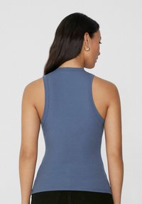 Blaustes, geripptes Tanktop mit tailliertem Design und Racerback-Ausschnitt. Der Stoff ist glatt und verfügt über einen dezenten Stretch. Keine sichtbaren Muster oder Hardware.