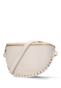 Borsa in finta pelle bianca con forma arrotondata, zip dorata e borchie dorate lungo il fondale. Include una tracolla regolabile.