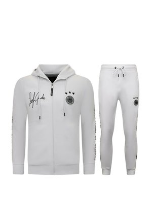 Witte zip-up hoodie en bijpassende jogger met trekkoord, met zwart logo en sterdetails op borst en dij.
