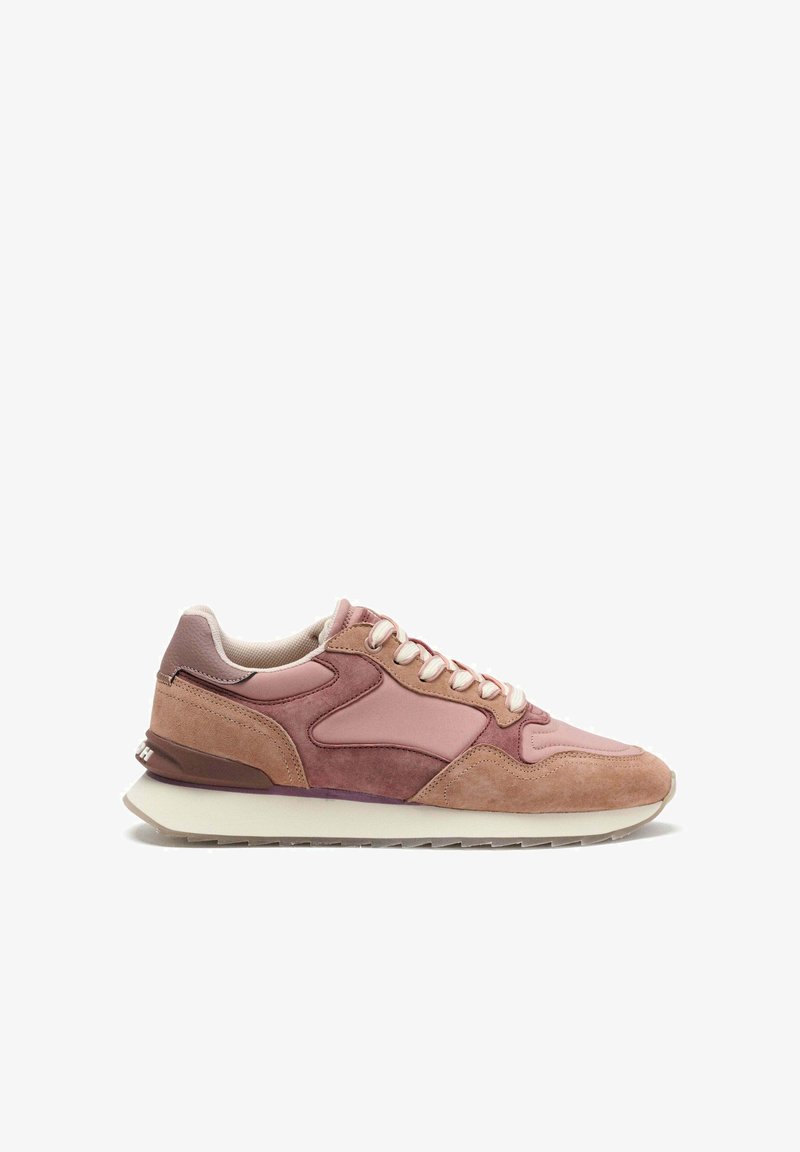 Sneaker in stile retrò nei toni del rosa e malva con pannelli in camoscio e tessuto, lacci bianchi e suola imbottita beige.