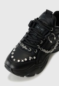 Sorte sneakers med sølvnitter, kæder og logo-detaljer. Har en rund tå og snørebåndsdesign, fremstillet af syntetisk materiale.