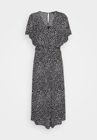 Vestido fluido en blanco y negro con escote en V, mangas de mariposa y cintura ajustada. Presenta un patrón de manchas y una falda hasta la rodilla.