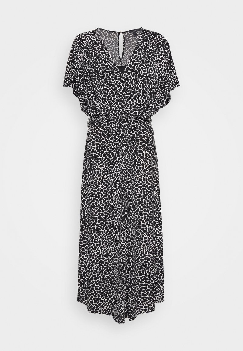 Vestido fluido en blanco y negro con escote en V, mangas de mariposa y cintura ajustada. Presenta un patrón de manchas y una falda hasta la rodilla.