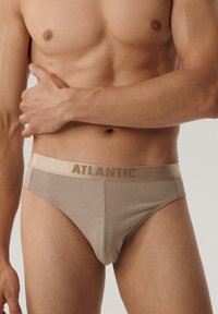 Beżowe bawełniane slipy z kontrastującą gumką z wytłoczonym napisem "ATLANTIC". Prosty design z gładką fakturą i dopasowanym krojem.