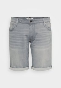 Shorts de mezclilla gris claro con dobladillos enrollados, cierre frontal de botón y cremallera, y diseño clásico de cinco bolsillos.