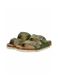 Sandali in suede verde con due cinturini regolabili, fibbie argentate e una soletta in sughero. La suola è texturizzata e di colore chiaro.