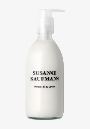 Weisse Pumpflasche mit der Aufschrift "Susanne Kaufmann Mineral Body Lotion" vor schlichtem weissem Hintergrund.