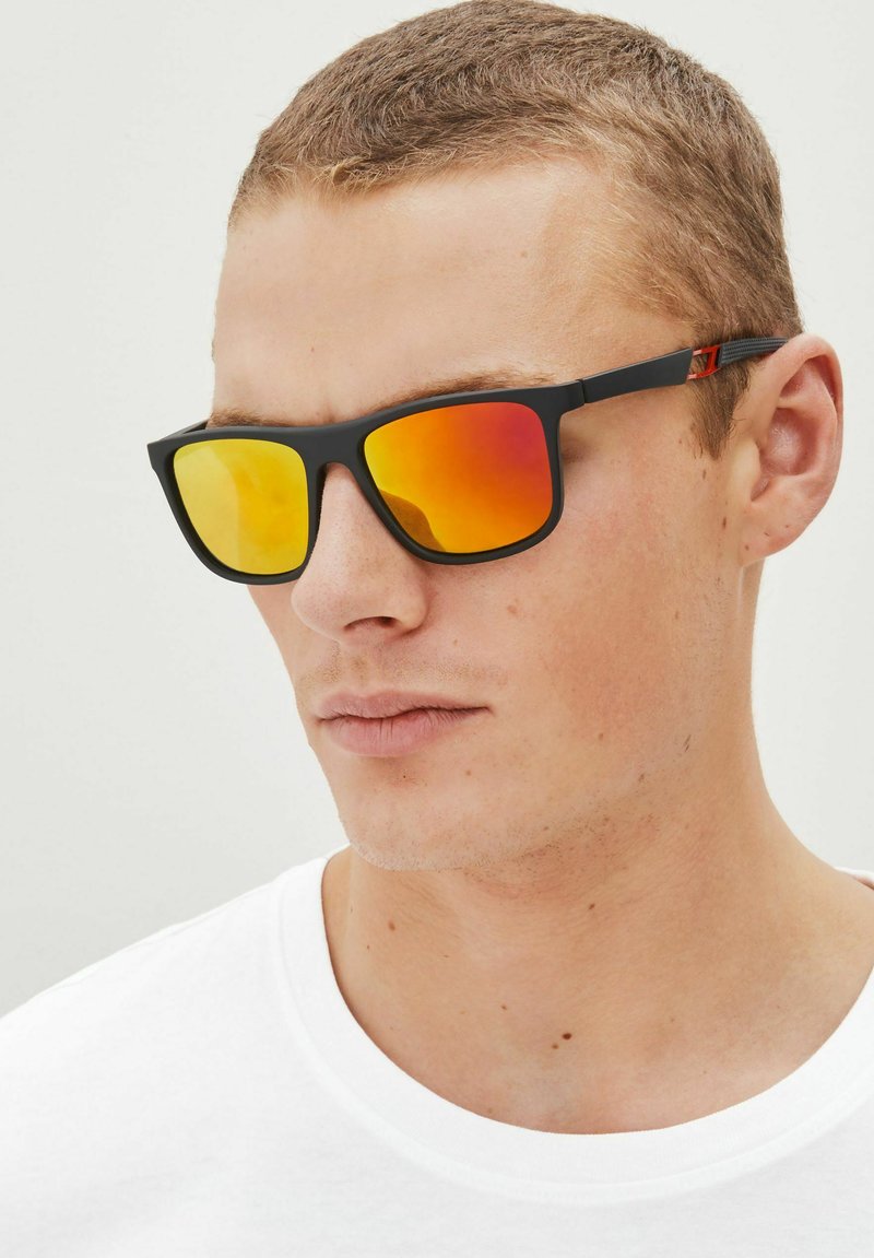 Next SQUARE POLARISED SUNGLASSES Sonnenbrille Black Red schwarz