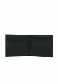 Billetera de cuero negro con una textura de grano fino, presenta múltiples ranuras para tarjetas y un compartimento central, asegurada con un detalle de costura.