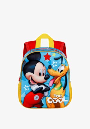 Mochila con ilustraciones de Mickey Mouse y Pluto, fondo azul, correas rojas, acentos amarillos y texto "¡MUY GUAY!".