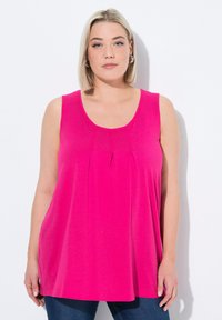 Top senza maniche, con scollo tondo in tessuto rosa brillante, con una consistenza morbida e dettagli plissettati sul davanti, progettato per una vestibilità ampia.