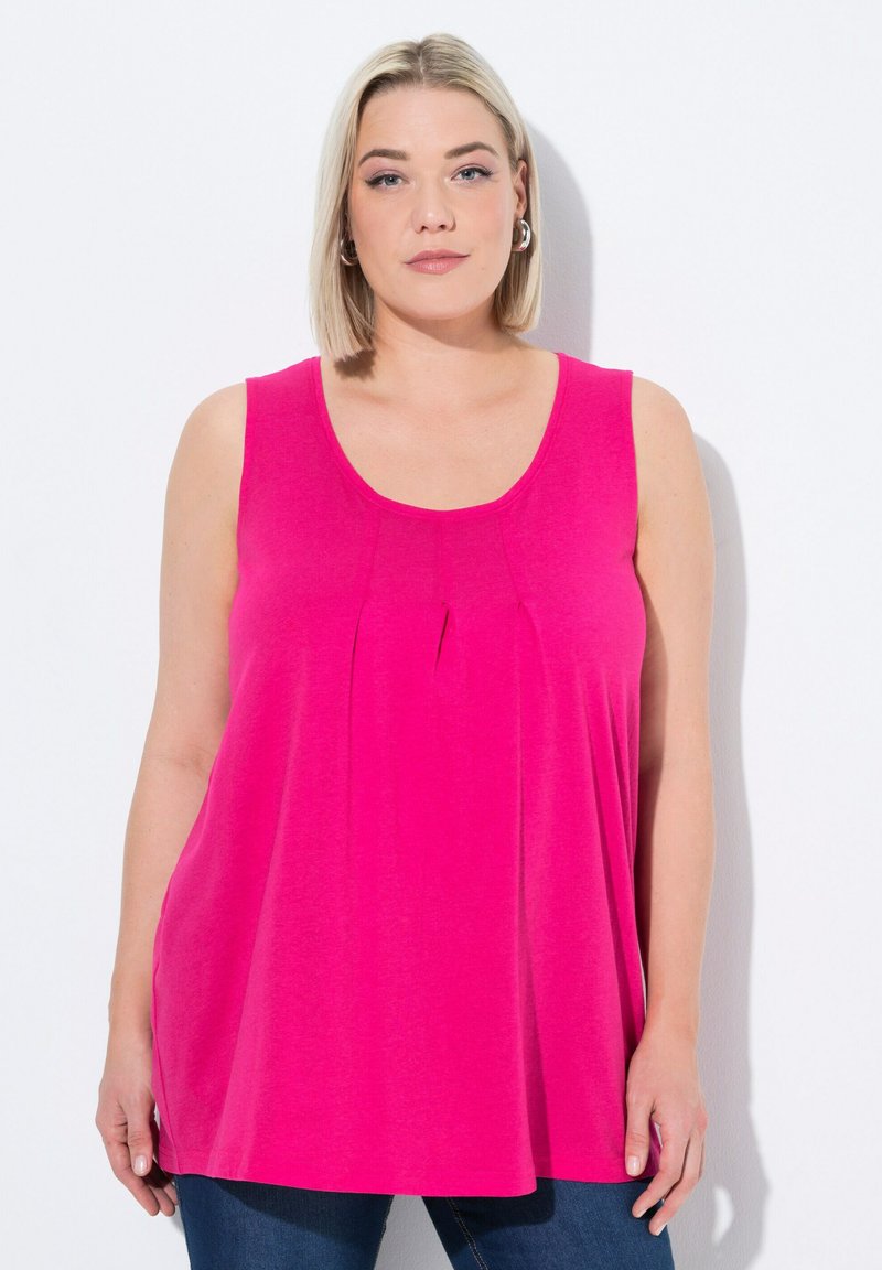 Top senza maniche, con scollo tondo in tessuto rosa brillante, con una consistenza morbida e dettagli plissettati sul davanti, progettato per una vestibilità ampia.