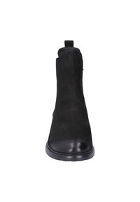 Schwarze Ankle-Boots aus Wildleder mit einer glatten Lederkappe, elastischen Seiten und einem Zugtab hinten. Flache Gummisohle.