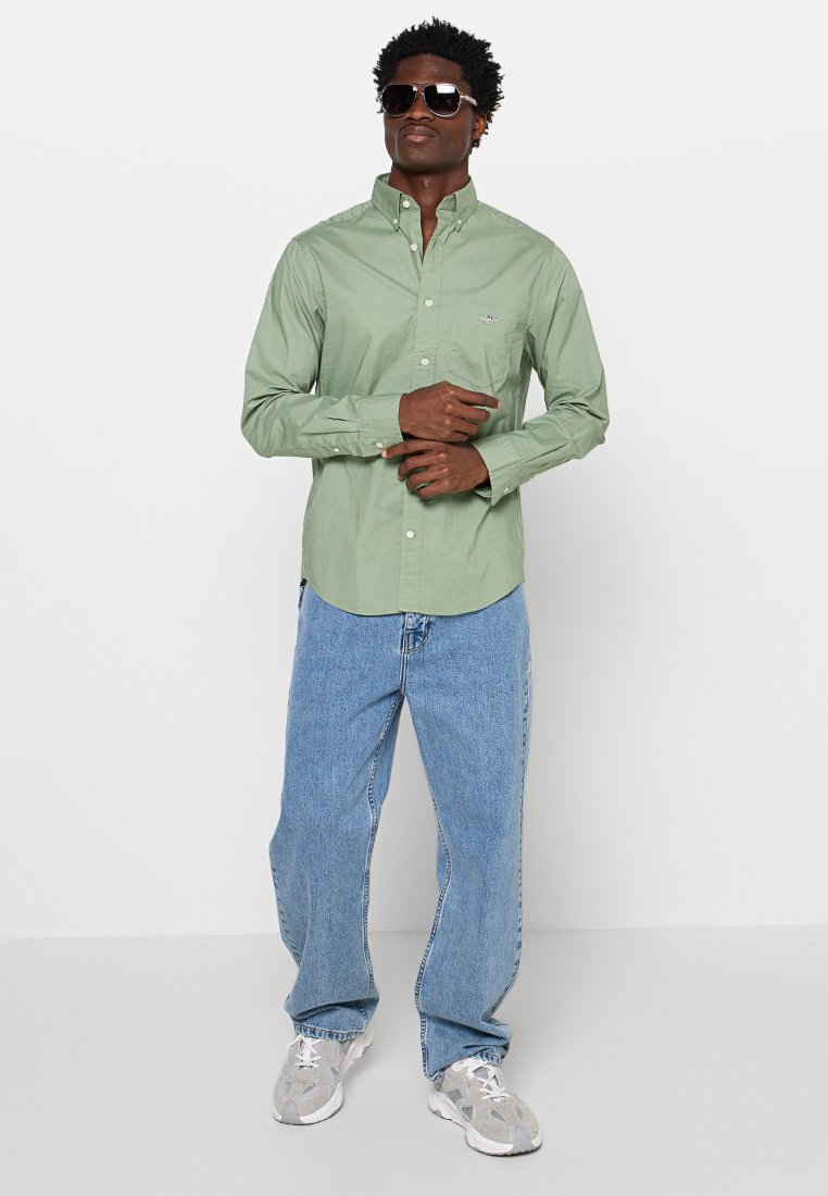 REGULAR FIT