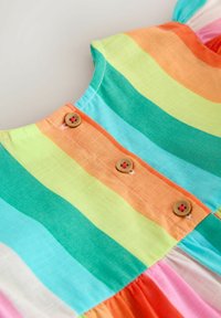 Robe rayée colorée avec des boutons en bois sur le devant, présentant des rayures horizontales orange, vertes, jaunes, bleues, roses et rouges.