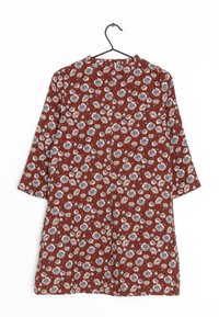 Braun gemustertes Kleid mit dreiviertelärmeln, runder Ausschnitt und lockerer Passform. Mit blauen und weißen Blumenmustern durchzogen.