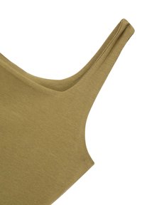 Canotta verde oliva caratterizzata da una consistenza liscia, spalline larghe e scollatura a barchetta, che mette in mostra un design minimalista con bordi puliti.