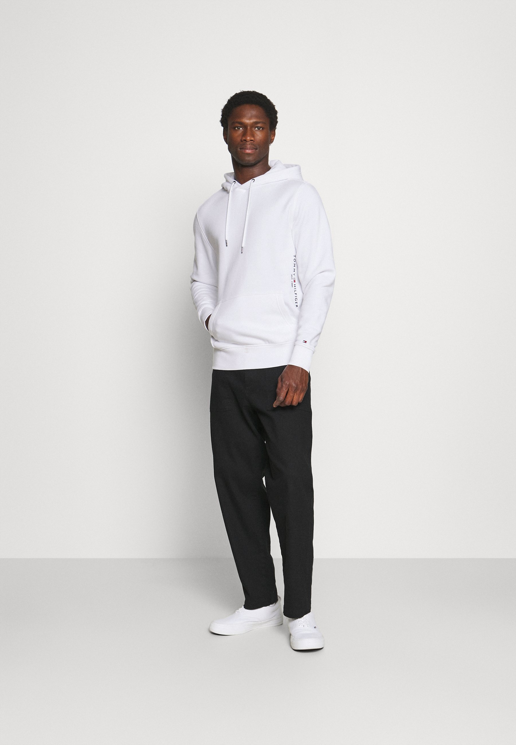 Tommy Hilfiger LOGO HOODIE - Sudadera - white/blanco - Zalando.es