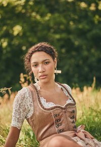 Robes en brocart marron avec des manches en dentelle blanche, des boutons décoratifs et une ceinture en satin rose. Texture douce, coutures détaillées et motifs floraux.