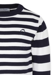 Maglione a righe blu navy e bianco con collo a girocollo lavorato a costine. Presenta un piccolo logo ricamato in blu navy sul petto. Texture a maglia morbida.