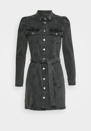 Czarna sukienka dżinsowa z długimi bufkami, zapinana na guziki z przodu, z dwiema kieszeniami na piersi i paskiem w talii. Gładka faktura i zdefiniowany krój.