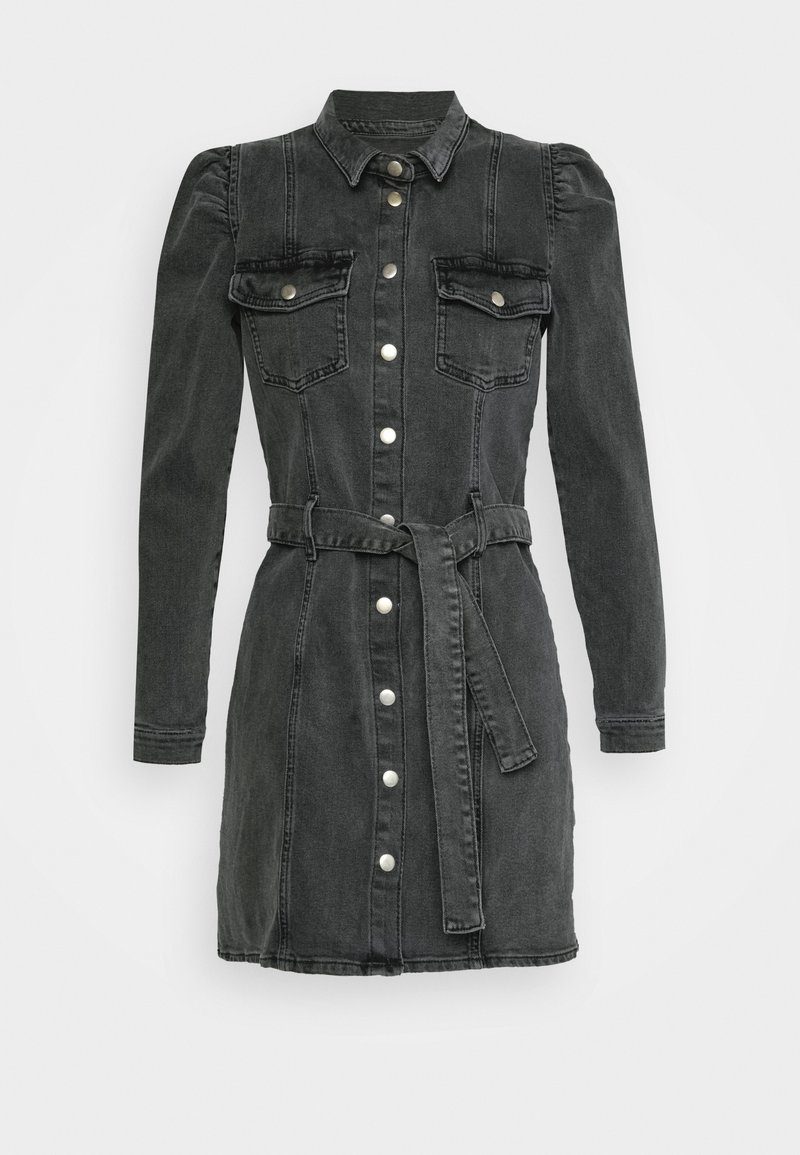 Czarna sukienka dżinsowa z długimi bufkami, zapinana na guziki z przodu, z dwiema kieszeniami na piersi i paskiem w talii. Gładka faktura i zdefiniowany krój.