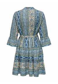 Zila un balta kleita ar ziedu un peisu rakstu, ar trīs ceturtdaļu zvana piedurknēm un jostas saišķi, attēlota no aizmugures.