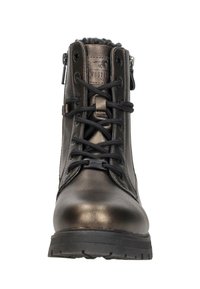 Veterschoenen tot de enkel in metallic donkergrijs leer. Kenmerkt zich door een textuurafwerking, stevige zool, zijrits en nepbont voering aan de bovenkant.
