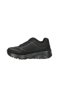 Zapatos deportivos negros con parte superior texturizada, cierre de cordones, cuello acolchado y suela de goma con diseño. Cuenta con perforaciones para mayor transpirabilidad.