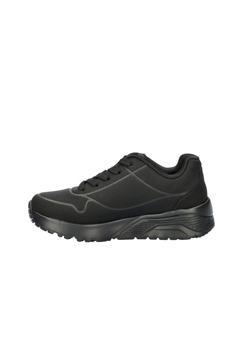 Zapatos deportivos negros con parte superior texturizada, cierre de cordones, cuello acolchado y suela de goma con diseño. Cuenta con perforaciones para mayor transpirabilidad.