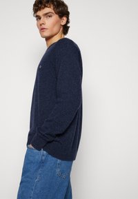 GANT BICOLORED RAGLAN C-NECK - Strickpullover - dark navy