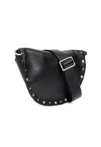 Černá kožená taška přes rameno s zakřiveným tvarem, texturovaným povrchem, stříbrnými hrotovými akcenty a nastavitelným popruhem. Zapínání na zip.