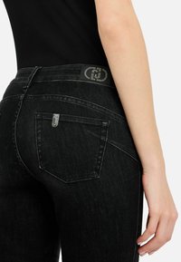 LIU JO BOTTOM UP SKINNY  - Kitsa lõikega teksad - 87462