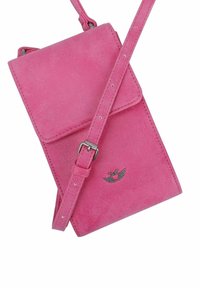 Malá jasně růžová semišová crossbody taška s nastavitelným popruhem a stříbrným logem srdce s křídly na přední klopě.