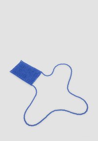 Blaue Perlen-Handtasche mit rechteckigem Design. Die Tasche hat eine weiche Textur und einen langen Perlenriemen, um sie als Crossbody-Tasche zu tragen.