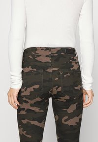 ONLY Petite Tygbyxor - dark grey