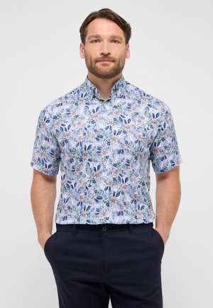 Korte mouw shirt met een lichtblauw bloemenpatroon met groene bladeren en paarse bloemen, gemaakt van een gladde stof, met een button-down kraag.