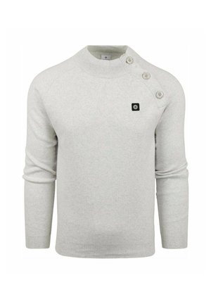 Hellgrauer Pullover mit langen Ärmeln, einem gerippten Kragen, Bündchen und Saum, mit drei Knöpfen auf der linken Schulter und einem kleinen schwarzen Logo auf der Brust.