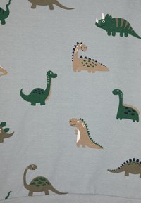 Tessuto grigio con stampati colorati di dinosauri nei toni del verde e del marrone. I disegni includono diverse forme di dinosauri e dettagli giocosi.