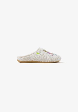 Ciabatta bianca pelosa con forma arrotondata, superficie texturizzata, design floreale ricamato in colori pastello e suola marrone chiaro.