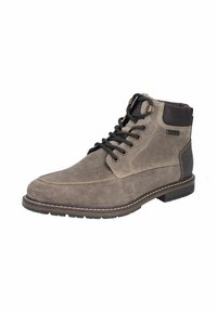 Botas de tobillo de ante gris con detalles en marrón oscuro, con un diseño de cordones y una suela de goma. Costuras decorativas a lo largo de la parte superior.